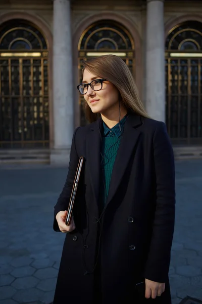 Vrouw op jas permanent buitenshuis — Stockfoto