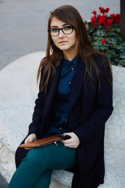 Joven empresaria sentada al aire libre —  Fotos de Stock