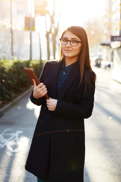 Young businesswoman sitting outdoors — Stock Photo, Image