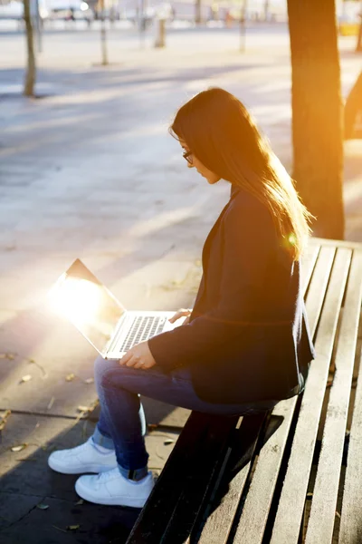 Vrouw tekst typen op laptop — Stockfoto