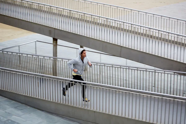 Mann rennt auf kleine Brücke — Stockfoto