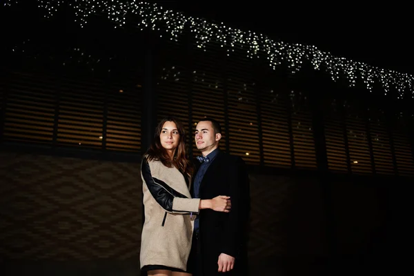 Сouple walks on a night city — Stock Photo, Image