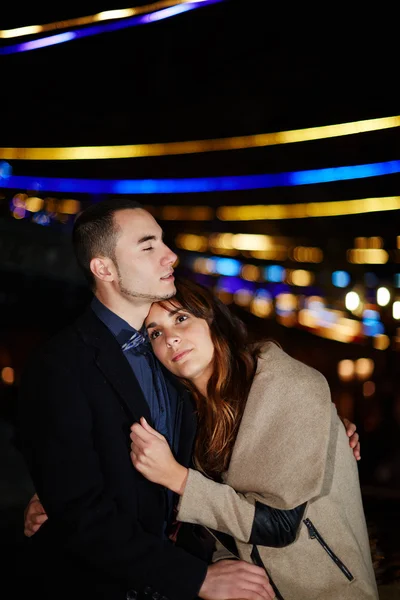 Schönes romantisches Paar umarmt — Stockfoto