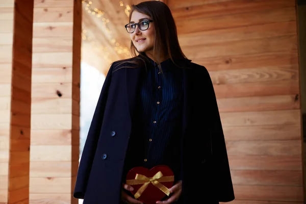 Vrouw met rood hart geschenkdoos — Stockfoto