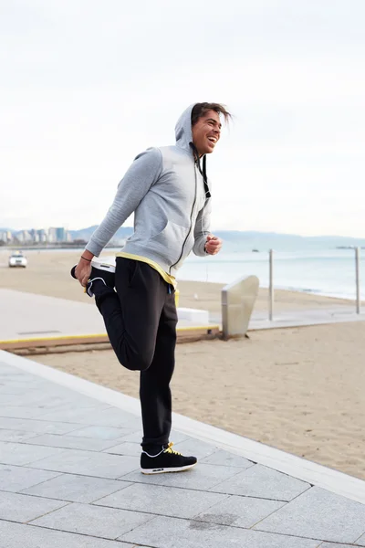 Genç jogger Koşudan önce germe — Stok fotoğraf