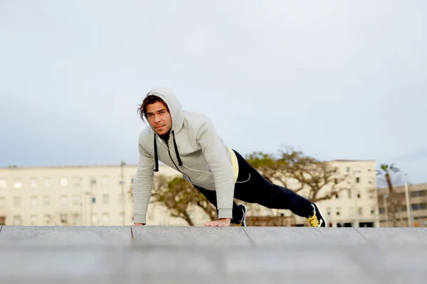 Knappe man doet push ups — Stockfoto