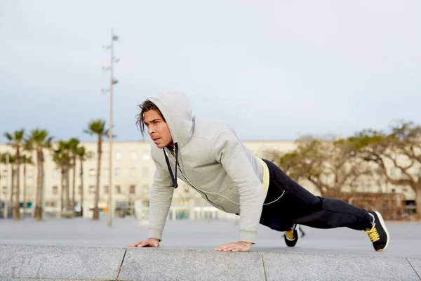 Knappe man doet push ups — Stockfoto