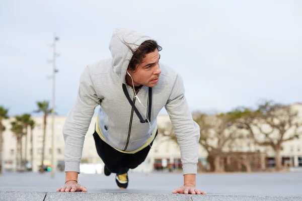 Bonito homem fazendo flexões — Fotografia de Stock