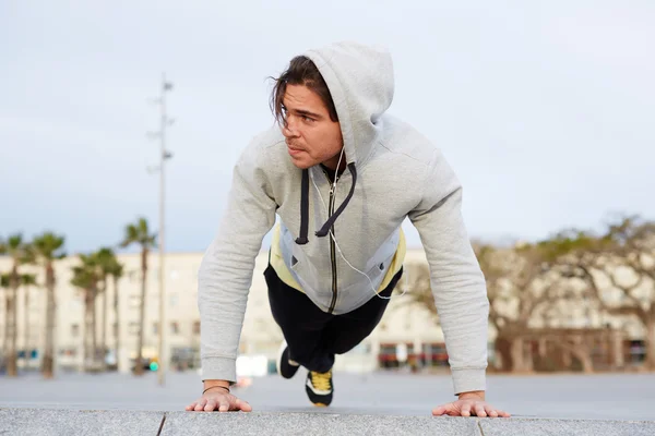 Knappe man doet push ups — Stockfoto