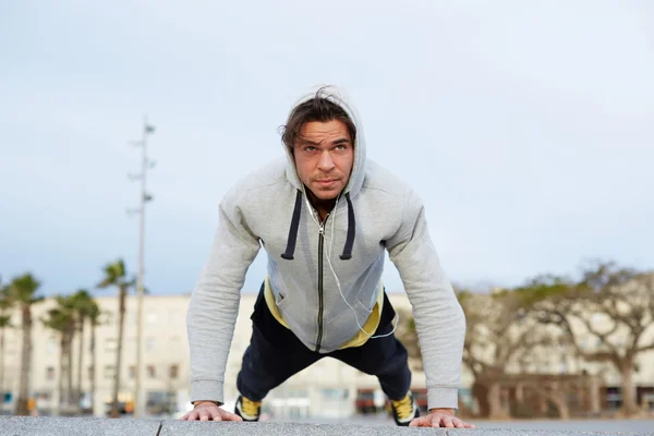 Bonito homem fazendo flexões — Fotografia de Stock