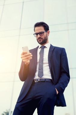 telefon ile genç işadamı