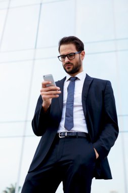 telefon ile genç işadamı