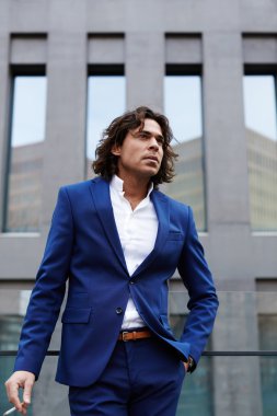 Şehirde ayakta işadamı