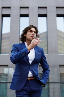 Şehirde ayakta işadamı