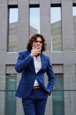 Şehirde ayakta işadamı