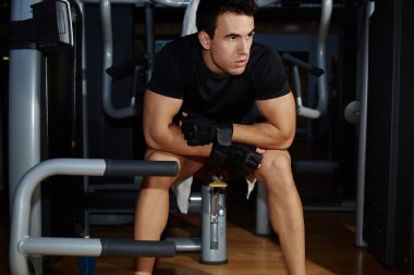 Egzersiz yaptıktan sonra bir mola adam