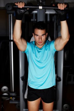 Çeker ups makinede egzersiz yapan erkek
