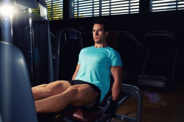 Adam basın bacaklar makinede egzersiz