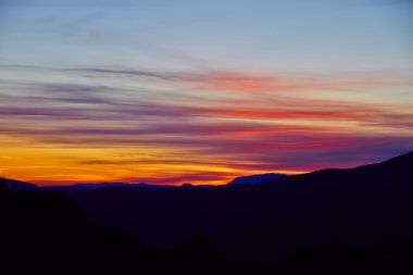 Sundown karanlık dağlarında üzerinde