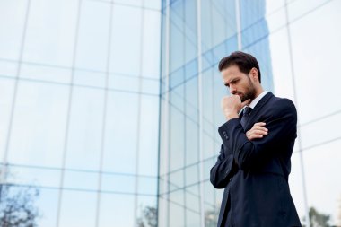 Kendine güvenen genç iş adamı