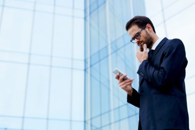 Cep telefonu tutan işadamı
