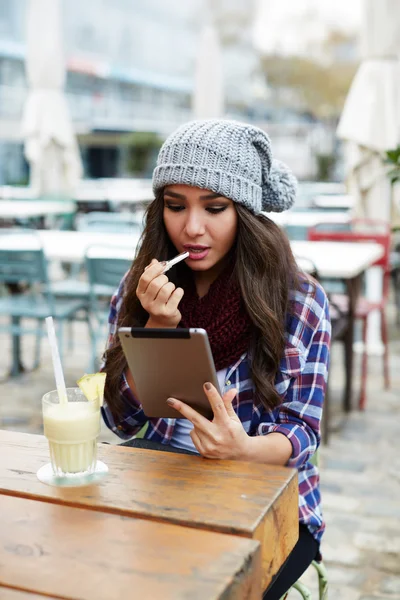 Hipster girl rouge lips outside — Stock Photo, Image