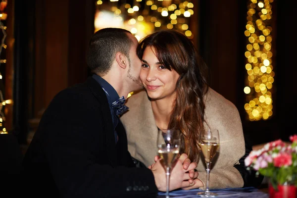 Pareja joven hablando mientras cena —  Fotos de Stock