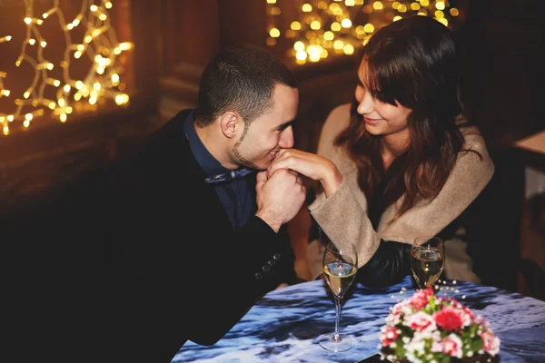 Namorado beijando a mão de sua namorada — Fotografia de Stock