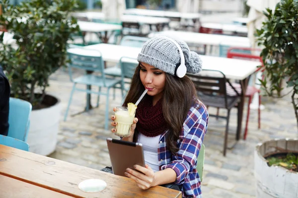 Hipster girl drinking fruit cocktail — Stock Photo, Image