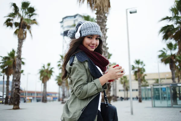 Woman listening to music — Stock Photo, Image