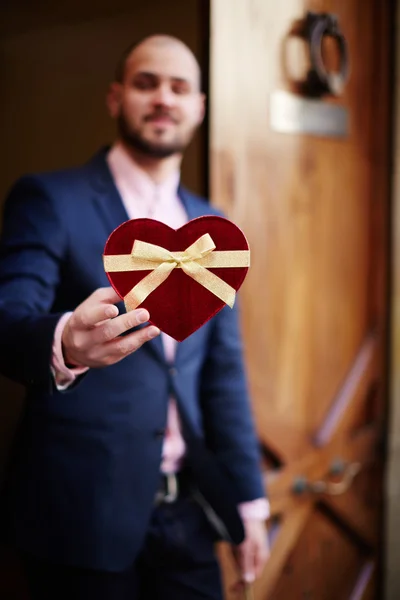 Uomo con il cuore a forma di regalo di San Valentino — Foto Stock