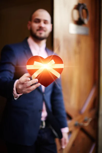 Człowiek w garniturze dając prezent Walentynki — Zdjęcie stockowe