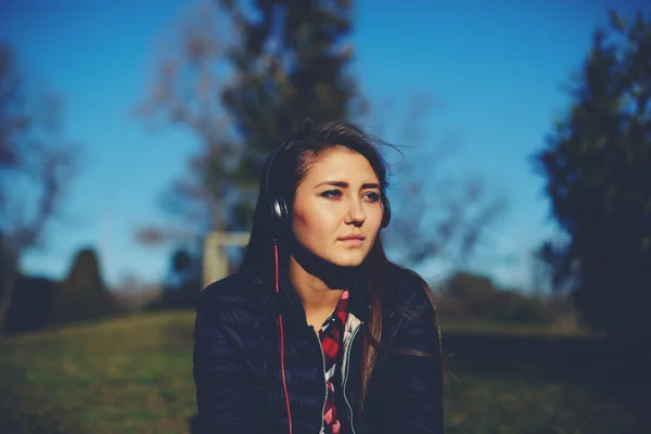 Tonåring bär hörlurar och lyssna på musik — Stockfoto