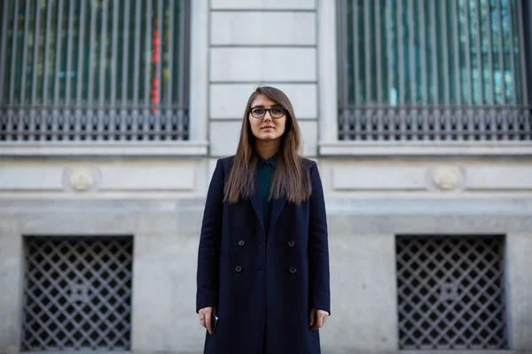 Tourné d'une fille élégamment habillée debout dans la rue — Photo