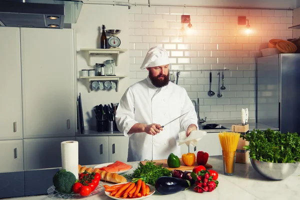 Cozinha profissional em uniforme — Fotografia de Stock