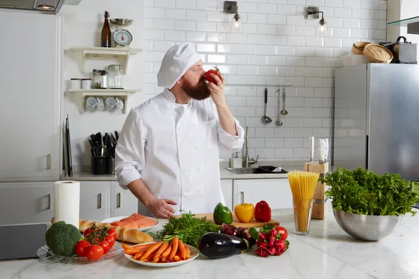 Professionele kok in uniform — Stockfoto