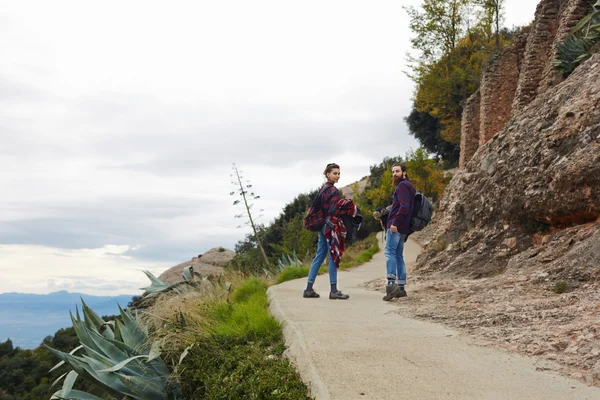 Сouple hiking on a mountain trail together — Stockfoto