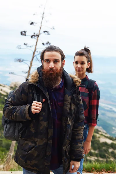 Cute couple wildlife researchers have come to the mountains — 图库照片