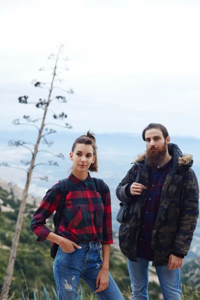 Beautiful couple of tourists standing on the background of beautiful views of the valley — Zdjęcie stockowe