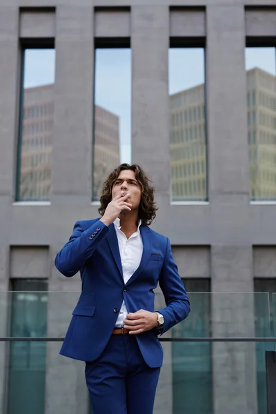 Businessman standing out in the city — Stock Photo, Image