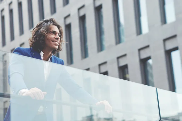 Businessman standing out in the city — Stock Photo, Image