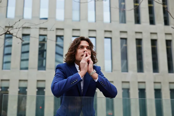 Hombre de negocios de pie cerca del edificio de oficinas — Foto de Stock