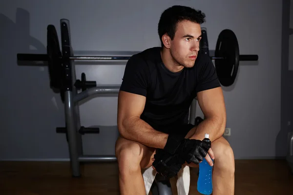 Mężczyzna odpoczynek po treningu fitness — Zdjęcie stockowe