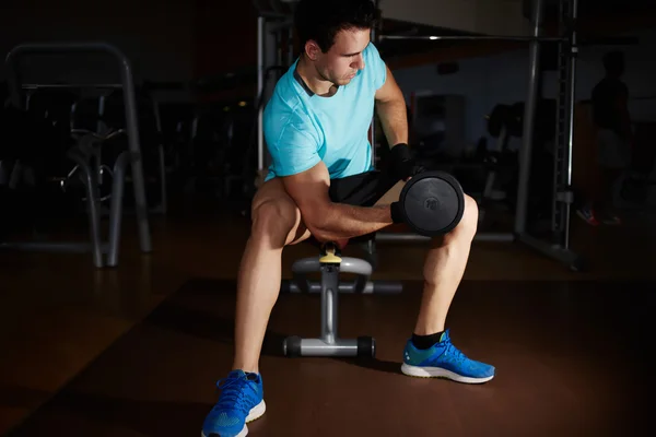 Bodybuilder fungerar för biceps — Stockfoto