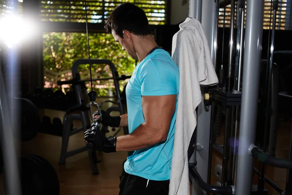 Joven deportista entrenando con pesas — Foto de Stock