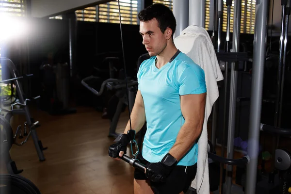 Hombre haciendo ejercicio con pesas en el gimnasio —  Fotos de Stock