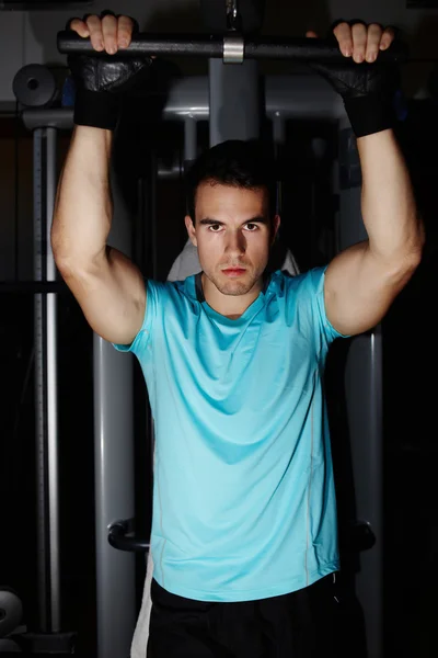 Man doing pull up exercise — Stock Photo, Image