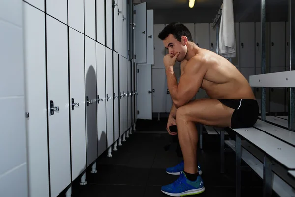 Спортсмены в раздевалке. Парни в бассейне в раздевалке. Мужик в раздевалке девушек. Спортивные парни в раздевалке. Guys in locker room.