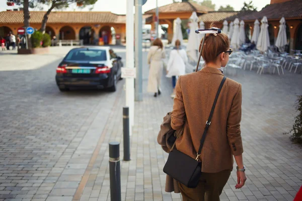 Mujer joven con estilo sosteniendo palo monópodo — Foto de Stock