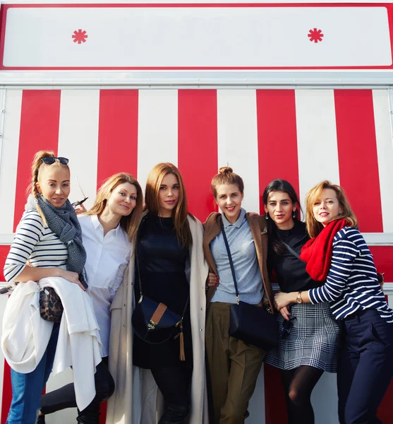 Vakker gruppe kvinner som har det gøy – stockfoto